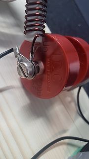 Nahaufnahme eines roten Bauteils mit Feder