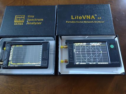 Zwei LiteVNA 64 Vektor-Netzwerkanalysatoren in Verpackung