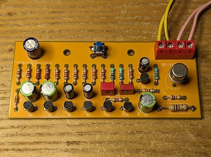 Foto einer bestückten Leiterplatte mit elektronischen Bauteilen