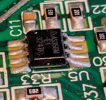 Nahaufnahme einer Leiterplatte mit IC und SMD-Bauteilen