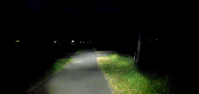 Weg im Dunkeln mit Taschenlampenlicht