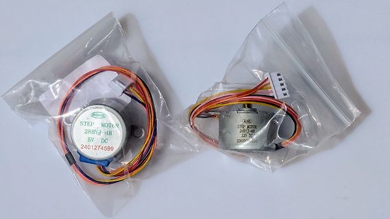 Zwei Schrittmotoren in Plastikbeuteln