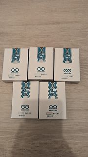 Fünf Schachteln mit Arduino Nano Boards