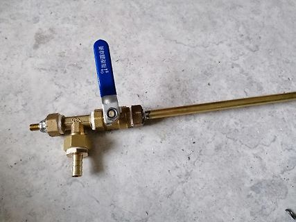 Messingarmatur mit blauem Hebel
