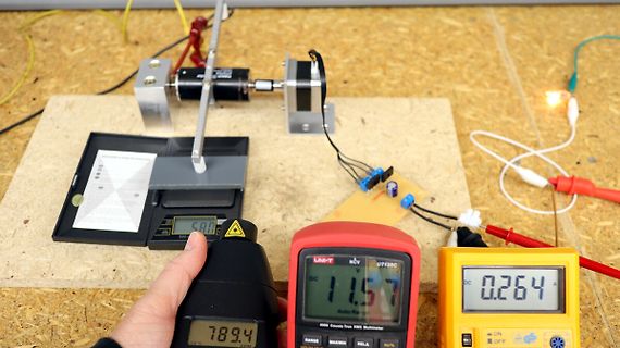 Elektronik-Messaufbau mit Multimetern und Motoren