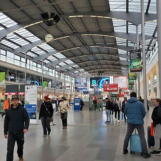 Menschen in einer großen Bahnhofshalle
