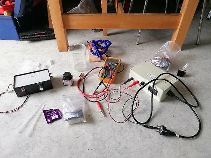 Elektronik-Messaufbau mit Netzteil, Multimeter und Kabeln