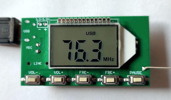 Grüne Leiterplatte mit LCD-Display und Tasten