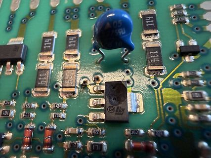 Nahaufnahme einer Leiterplatte mit elektronischen Bauteilen