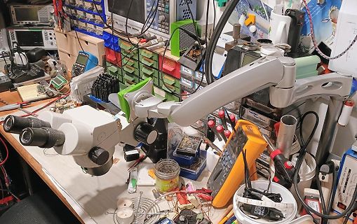 Werkstatt mit Mikroskop, Multimeter und Messgeräten