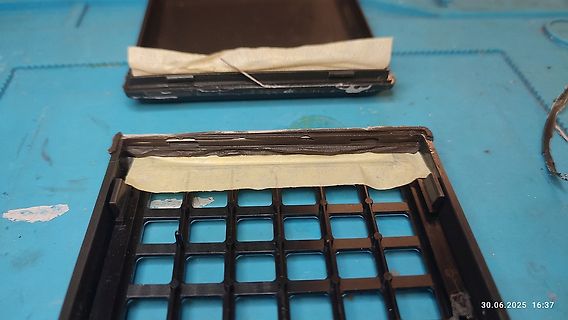 Geöffnetes Kunststoffgehäuse auf Werkstattunterlage