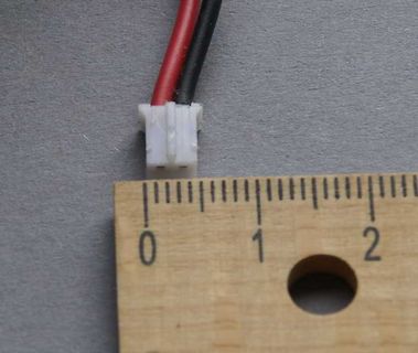 Stecker mit Kabeln an Lineal