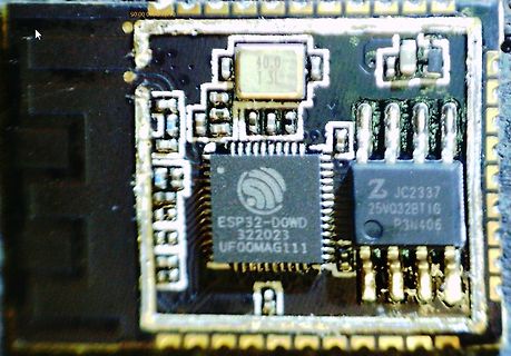 Nahaufnahme eines ESP32-Moduls auf Leiterplatte