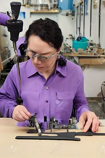 Person in Werkstatt mit Werkzeug