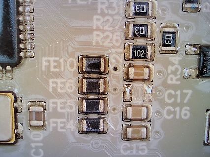 Nahaufnahme einer bestückten Leiterplatte mit SMD-Bauteilen