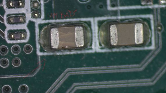 Makroaufnahme von SMD-Bauteilen auf einer Leiterplatte
