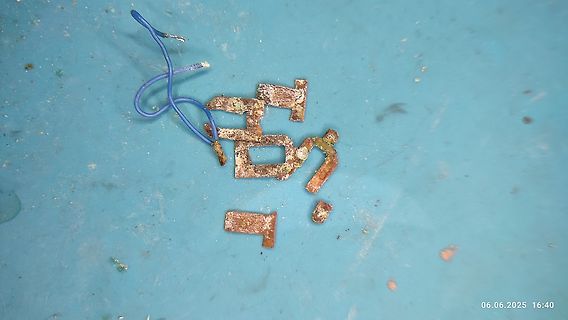 Einzelne Kupferkontakte und blaue Drähte auf blauem Grund