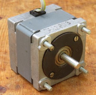 Schrittmotor auf Holzuntergrund