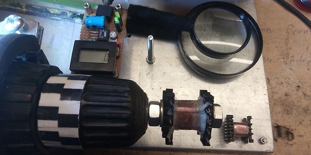 Elektronikaufbau mit Platine, Display und Bohrmaschine