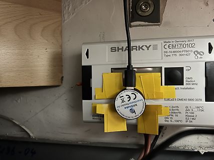 Smart Meter mit Aufkleber