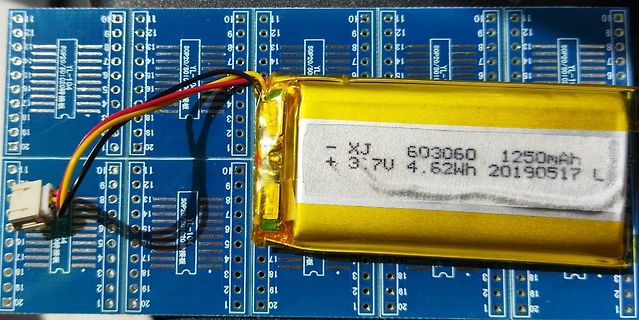LiPo-Akku auf blauem Leiterplatten-Testboard