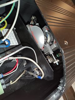 Innenansicht eines elektrischen Geräts mit Kabeln und Bauteilen