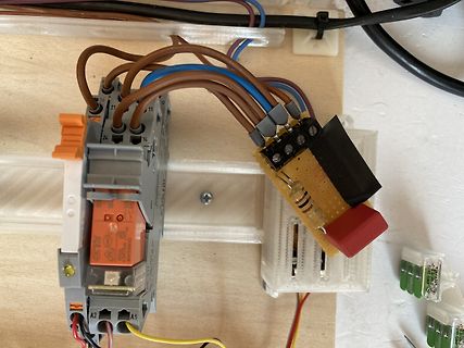 Elektrischer Aufbau mit Relais und Lochrasterplatine