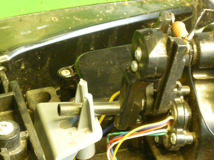 Innenansicht eines mechanischen Bauteils mit Kabeln