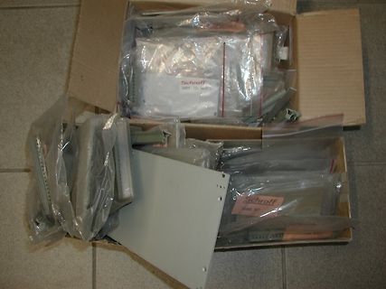 Inhalt eines Kartons mit Schroff-Komponenten in Plastikbeuteln