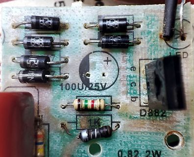 Nahaufnahme einer Leiterplatte mit Elektrolytkondensatoren und Widerständen