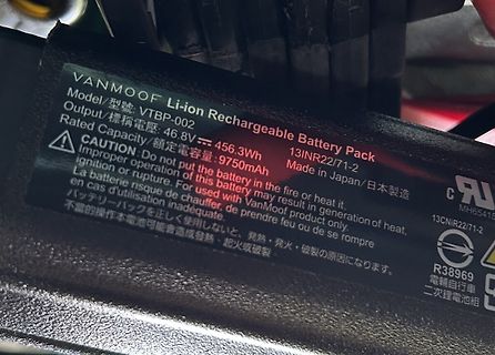Aufkleber eines VANMOOF Li-ion Akku-Packs
