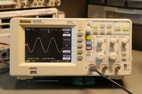 Rigol DS1052E Oszilloskop mit Sinuswelle