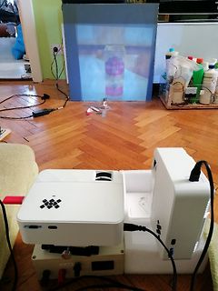 Beamer Projektion auf Wand und Gerät im Vordergrund