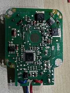 Foto einer Leiterplatte mit elektronischen Bauteilen