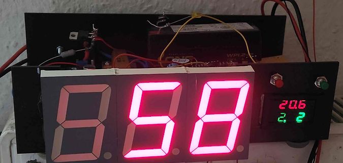 Labornetzteil mit 7-Segment-Anzeige und Messwert