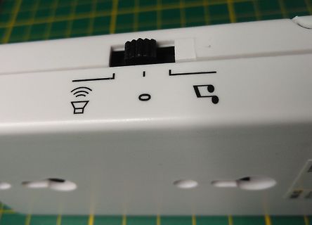 Nahaufnahme eines Schalters und Symbole auf Gehäuse