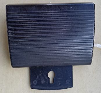 Schwarzes Kunststoffgehäuse mit Halterung