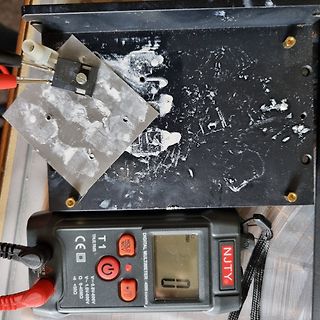 Digitalmultimeter und Gehäuse mit Bauteil