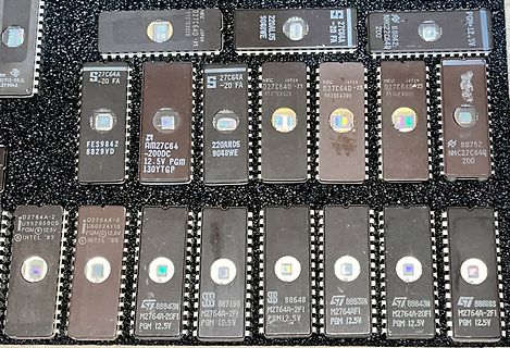 Nahaufnahme verschiedener EPROM-Chips
