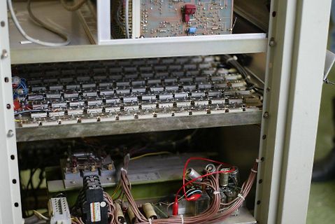Innenansicht eines elektronischen Geräts mit Platinen und Verkabelung