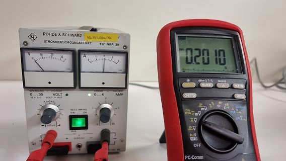 Labornetzteil und Digitalmultimeter