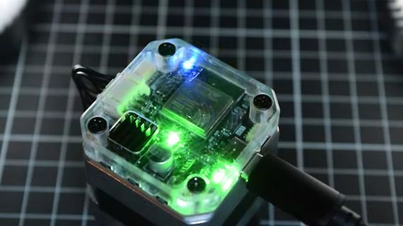 Mikrocontroller in transparentem Gehäuse mit LED-Beleuchtung