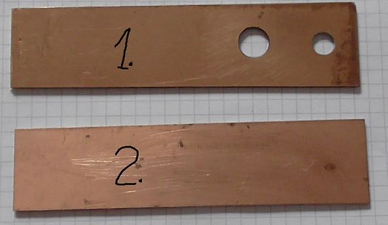 Zwei Kupferstreifen mit Beschriftung