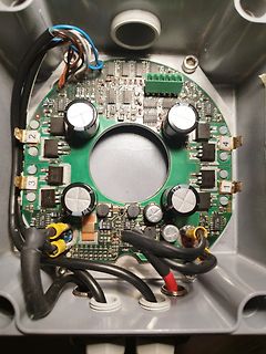 Leiterplatte in Gehäuse mit Elektrolytkondensatoren und Kabeln