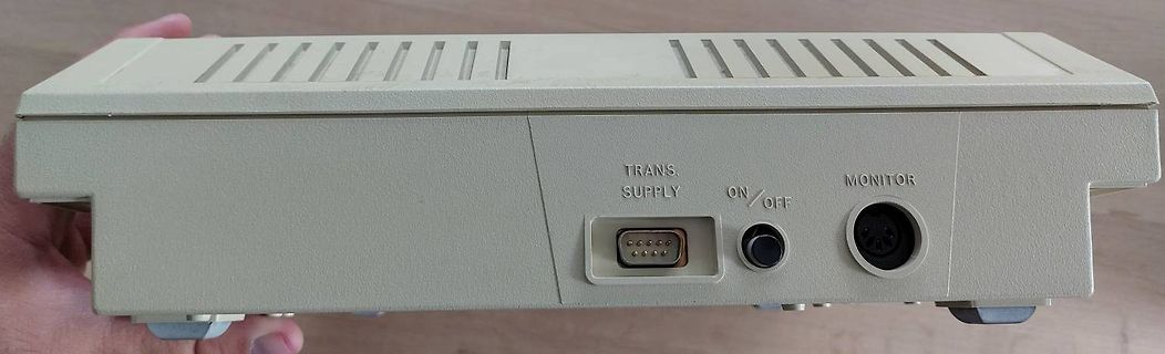 Rückseite eines Retro-Elektronikgeräts
