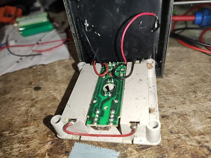 Geöffnete Elektronik mit Leiterplatte und Kabeln