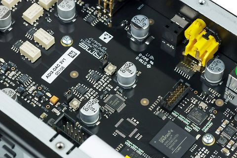 Nahaufnahme einer bestückten Leiterplatte mit Elektrolytkondensatoren