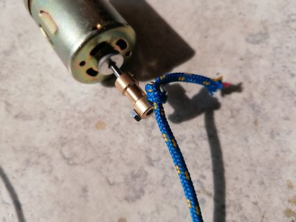 Elektromotor mit einer Welle und einer blauen Schnur