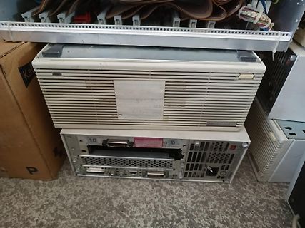Stapel alter Computerhardware und Elektronikkomponenten