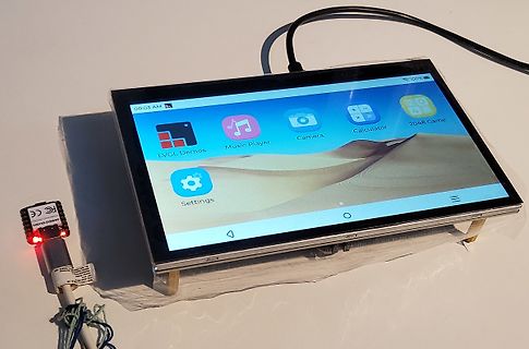Abfotografiertes Display mit Android-Oberfläche und Hardware-Aufbau